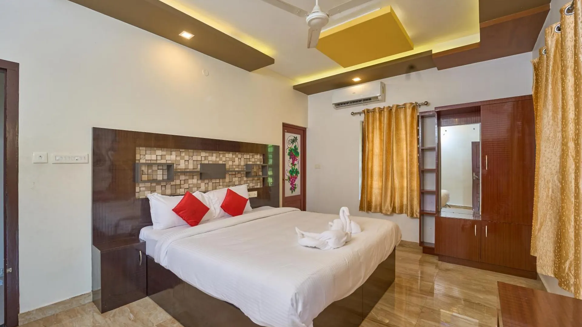 Venice Rosedale Alappuzha Hotel